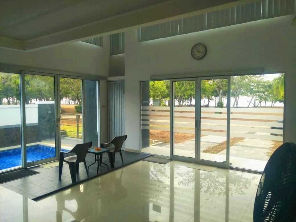 Villa Kaca Tanjung Lesung Kültér fotó